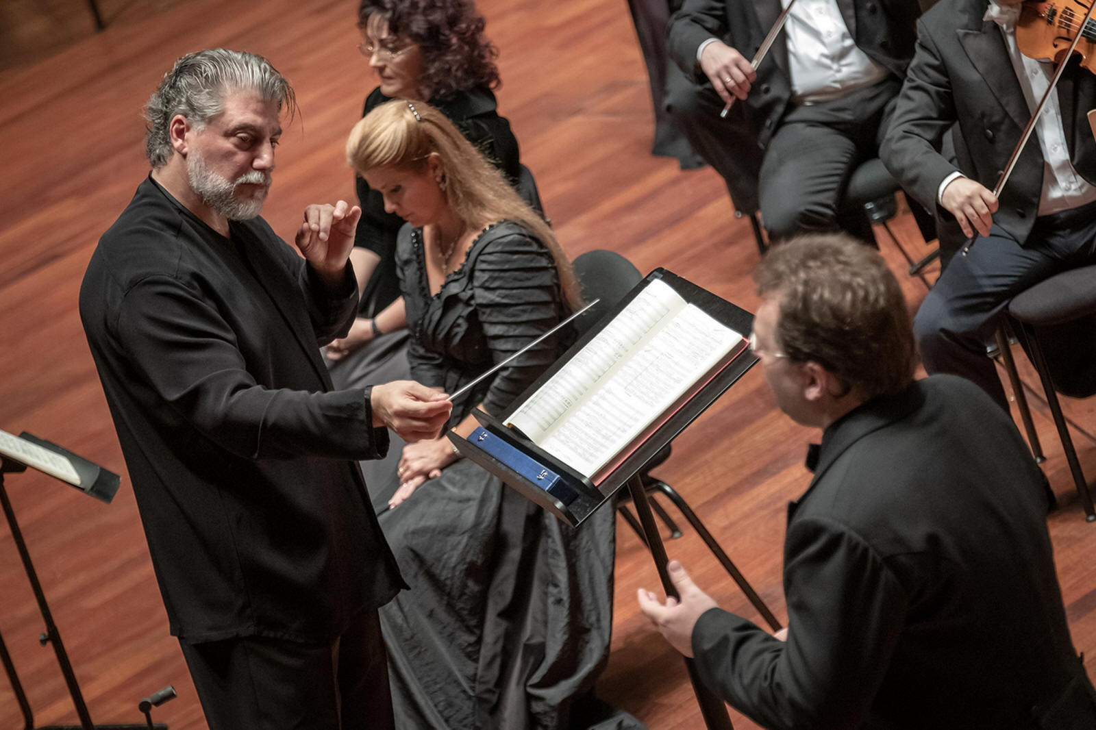 Jos Cura conducts Verdi's Requiem in Budapest, 2019.