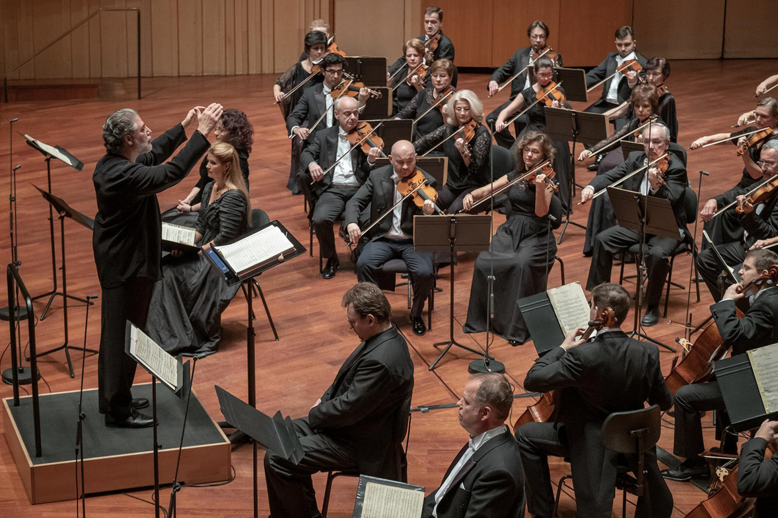 Jos Cura conducts Verdi's Requiem in Budapest, 2019.