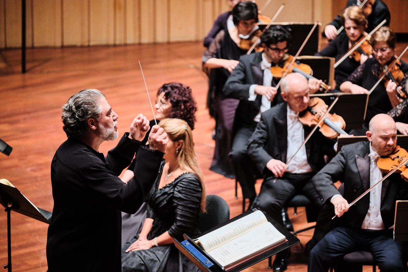 Jos Cura conducts Verdi Requiem, November 2019, Budapest.