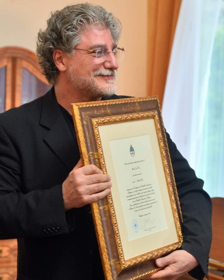 Jose Cura receives award in Budapest for outstanding outreach between Hungary and Argentina.