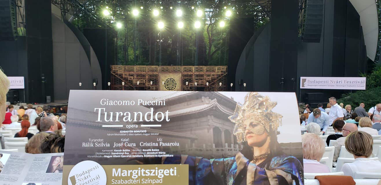 Jos Cura stars as Calaf in the 2019 Budapest production of Turandot.