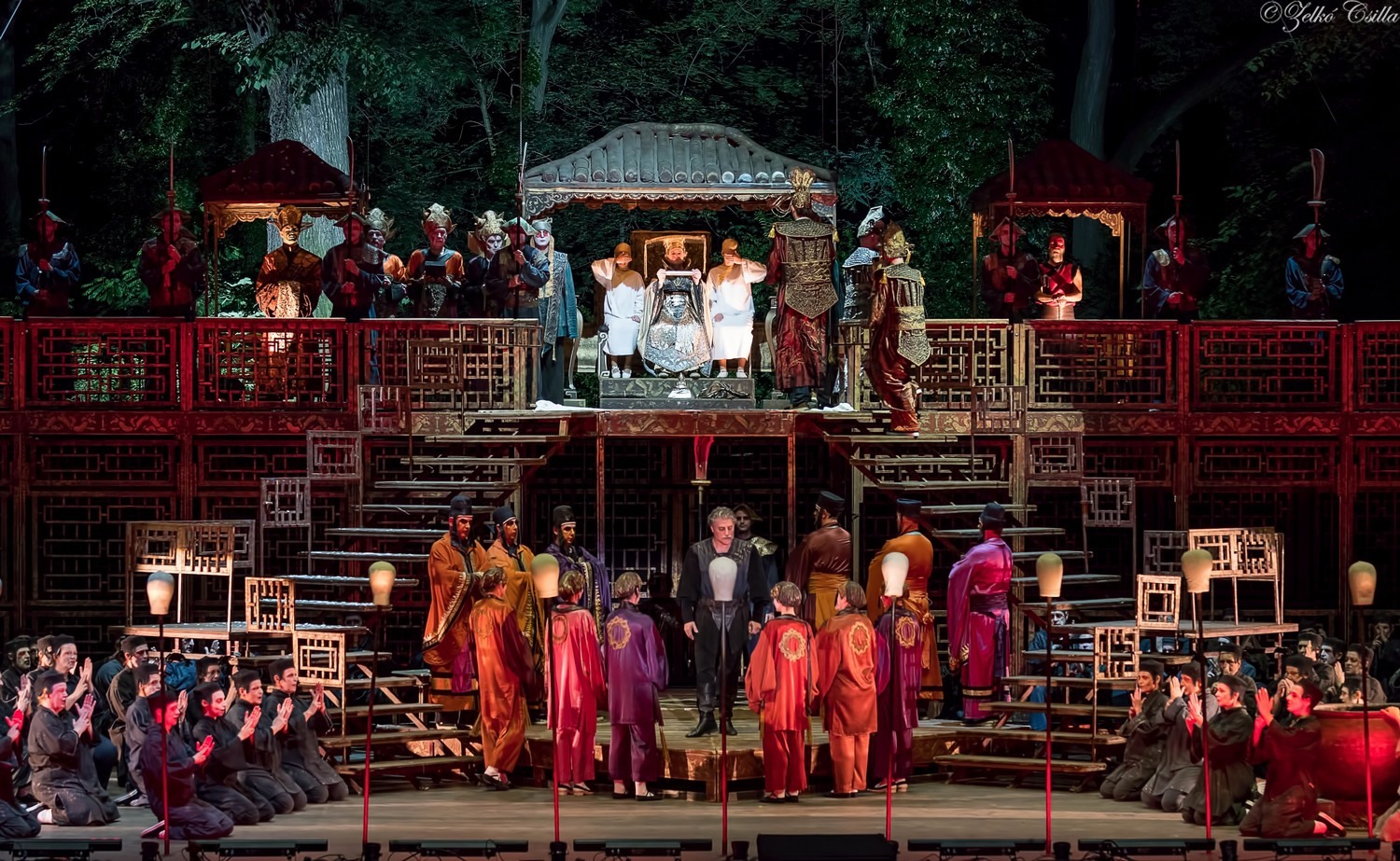 Jos Cura stars as Calaf in the 2019 Budapest production of Turandot.