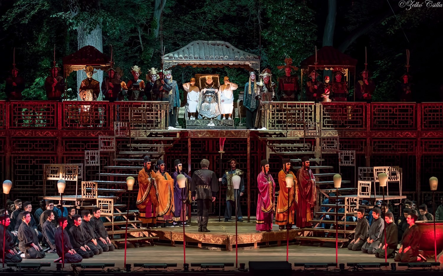 Jos Cura stars as Calaf in the 2019 Budapest production of Turandot.